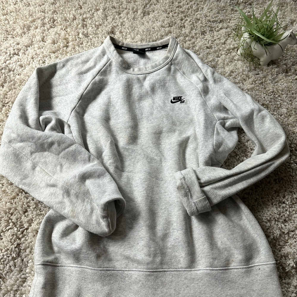 Nike SB cute lightest grey comfy streetwear athletic brand crewneck swea…